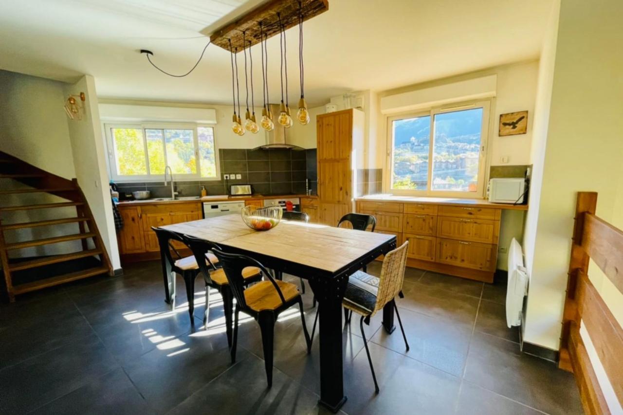 Large Chalet With Terrace And View In Brianconアパートメント エクステリア 写真