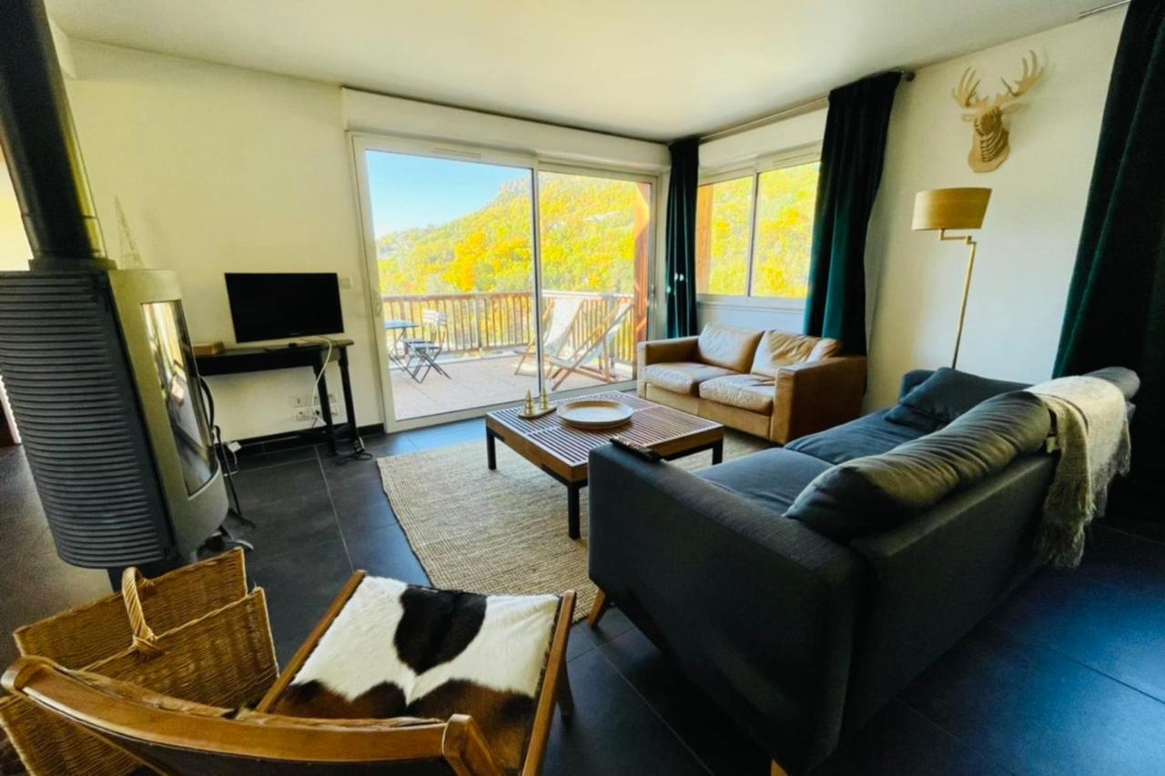 Large Chalet With Terrace And View In Brianconアパートメント エクステリア 写真